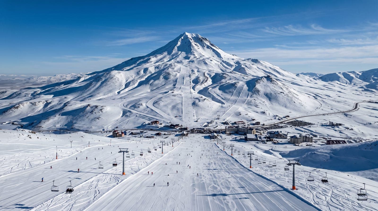 Erciyes Kayak Merkezi Tam Rehberi 2026-2027: Pistler, Tesisler, Skipass, Ulaşım ve Konaklama